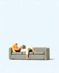 figurine Preiser femme lisant sur le sofa 